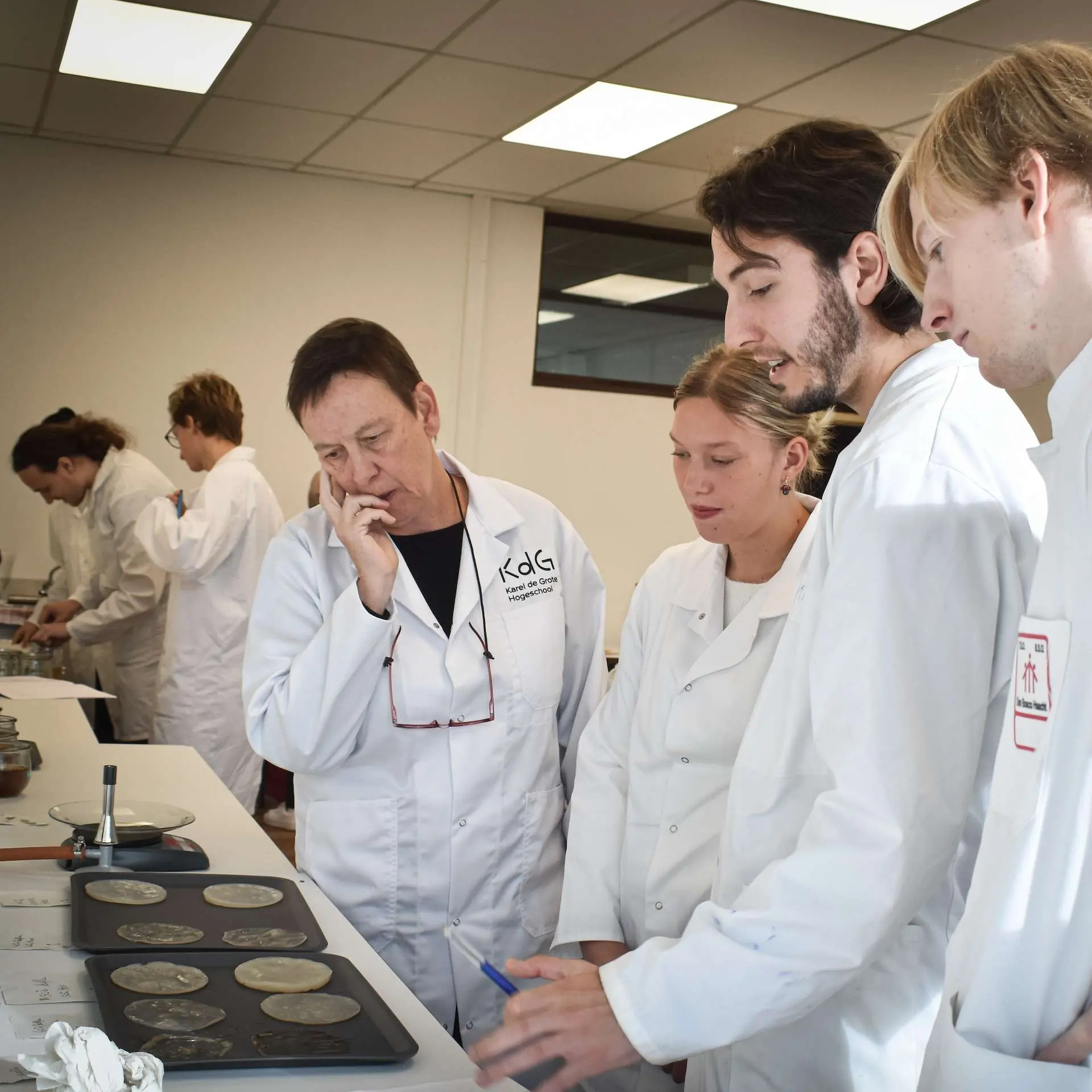 Students & teacher at work in Biolab at KdG Campus Hoboken
